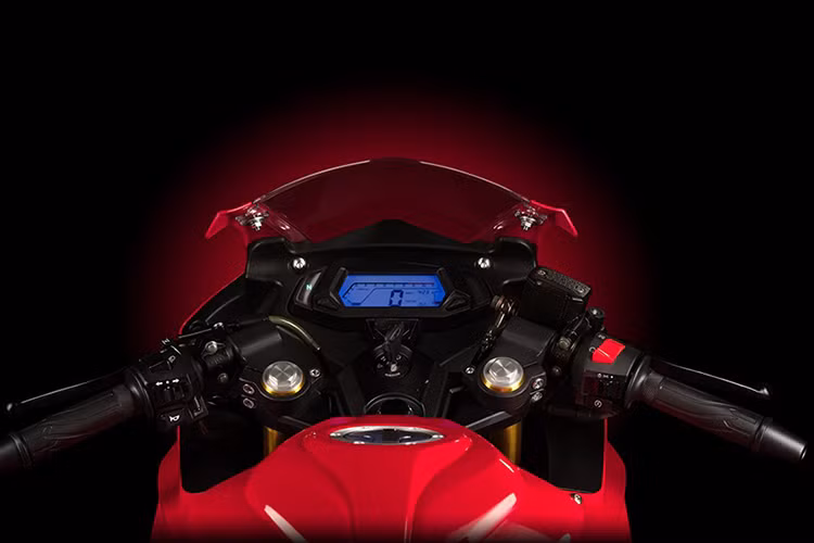 Được thiết kế theo kiểu dáng super-bike nhà Ducati, chiếc xe máy côn tay thể thao này được trang bị ghi-đông trọng tâm thấp để đem tới cảm giác lái cá tính hơn. Bảng đồng hồ trên mẫu xe côn tay GPX Demon 150RG này vẫn có dạng LCD như "người anh em" Demon 125, tuy nhiên sở hữu thiết kế hơi có một chút khác biệt.