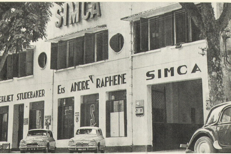 Mẫu quảng cáo của hãng xe hơi Simca lấy hình ảnh tòa trụ sở ở Hà Nội, ngay nay nằm trên đường Hai Bà Trưng hiện nay. Đây vốn là hãng xe Pháp, được thành lập vào năm 1934 bởi thương hiệu đình đám Fiat.