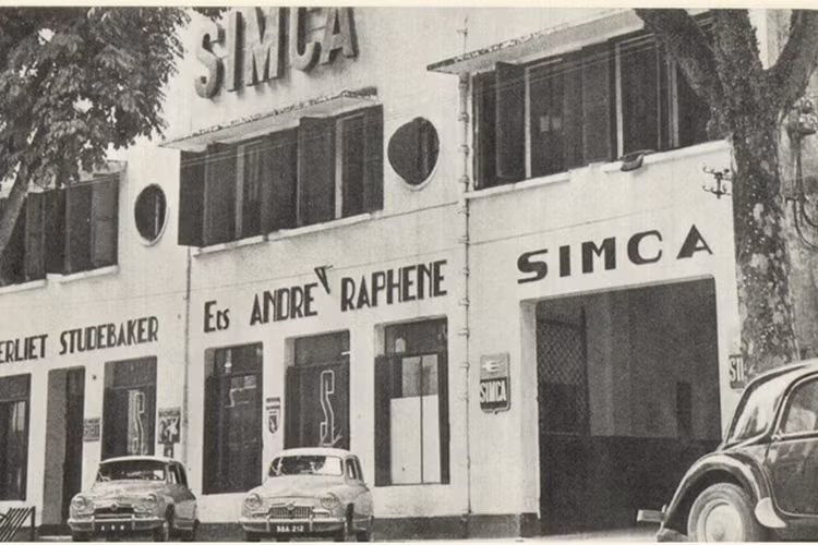 Mẫu quảng cáo của hãng xe hơi Simca lấy hình ảnh tòa trụ sở ở Hà Nội, ngay nay nằm trên đường Hai Bà Trưng hiện nay. Đây vốn là hãng xe Pháp, được thành lập vào năm 1934 bởi thương hiệu đình đám Fiat.