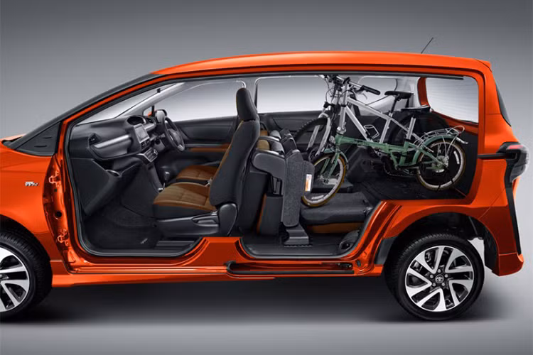 Cung cấp sức mạnh cho mẫu MPV Toyota Sienta mới vẫn sẽ là động cơ 1.5L mã 2NR-FE giống mẫu Toyota Vios đang sử dụng tại Việt Nam. Động cơ này cho công suất cực đại 107 mã lực tại 6.000 vòng/ phút, mo men xoắn tối đa 140 Nm tại 4.200 vòng/ phút. Cũng giống như Vios, Toyota Sienta sử dụng hộp số tự động vô cấp CVT.