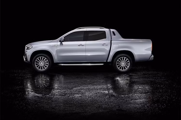 Về kích thước tổng thể, xe bán tải hạng sang Mercedes-Benz X-Class có kích thước dài x rộng x cao lần lượt là 5.340 x 1.920 x 1819 mm, trong khi đó chiều dài cơ sở của xe đạt mức 3.150 mm. Mercedes-Benz X-Class có khả năng lội nước tốt khi khoảng sáng gầm lên tới 600 mm.