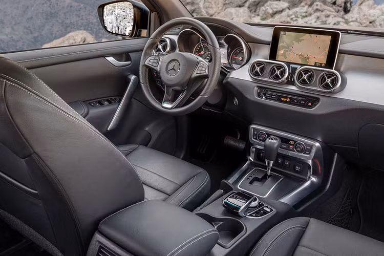 Mercedes-Benz X-Class mới được trang bị nhiều công nghệ an toàn tiên tiến như: hệ thống cảnh báo chệch làn đường, nhận biết bảng hiệu giao thông, hỗ trợ phanh khẩn cấp, camera 360...Mercedes-Benz từng cho biết, hệ thống treo trên X-Class mang đến sự êm ái khi kết hợp với hệ thống treo đa liên kết phía sau.