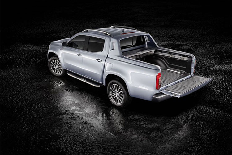 "Trái tim" này trên Mercedes-Benz X250d có thể sản sinh công suất tối đa 188 mã lực cùng mô-men xoắn cực đại 450 Nm. Hiện chưa rõ chiếc xe bán tải Mercedes-Benz X250d mới xuất hiện tại Việt Nam được trang bị hộp số sàn 6 cấp hay hộp số tự động 7 cấp.