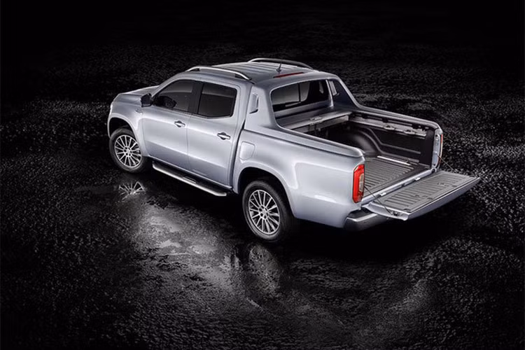 "Trái tim" này trên Mercedes-Benz X250d có thể sản sinh công suất tối đa 188 mã lực cùng mô-men xoắn cực đại 450 Nm. Hiện chưa rõ chiếc xe bán tải Mercedes-Benz X250d mới xuất hiện tại Việt Nam được trang bị hộp số sàn 6 cấp hay hộp số tự động 7 cấp.