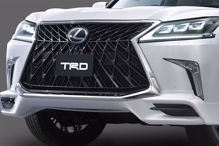 Điểm nổi bật của gói phụ kiện chính là lưới tản nhiệt kiểu mới được sơn đen bóng, chạy xung quanh là viền chrome cỡ lớn của xe. Phía sau của chiếc xe cũng được lắp thêm cản khuếch tán giúp tăng thêm lực ép xuống mặt đường giúp chiếc xe ổn định và an toàn ở tốc độ cao.