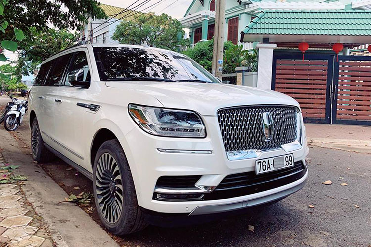 Vào chiều nay, ngày 21/8/2018 vừa qua, chiếc SUV hạng sang cỡ lớn Lincoln Navigator Black Label L 2018 độc nhất vô nhị tại Việt Nam đã được chủ nhân cho đi đăng ký biển số mới. Theo đó, chiếc Lincoln Navigator 2018 mới đã được cho ra biển kiểm soát Quảng Ngãi.
