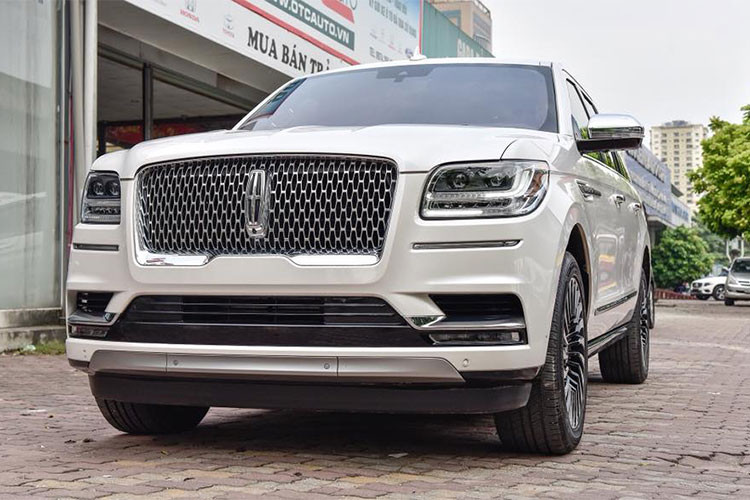 Được biết, giá lăn bánh cho chiếc Lincoln Navigator 2018 sau khi ra biển trắng và nộp đủ các loại thuế, phí - mức giá dành cho mẫu xe cỡ lớn này được cho rơi vào khoảng 500.000 USD, tương đương 11,63 tỷ đồng.