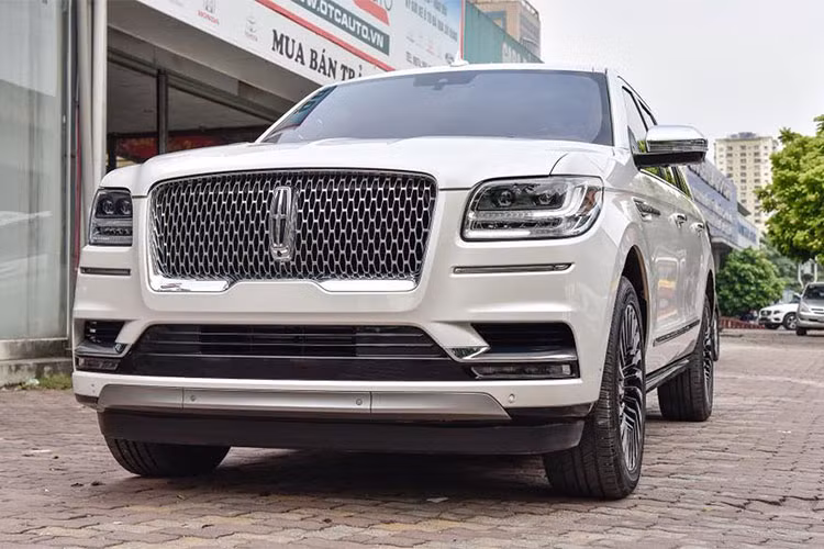 Được biết, giá lăn bánh cho chiếc Lincoln Navigator 2018 sau khi ra biển trắng và nộp đủ các loại thuế, phí - mức giá dành cho mẫu xe cỡ lớn này được cho rơi vào khoảng 500.000 USD, tương đương 11,63 tỷ đồng.