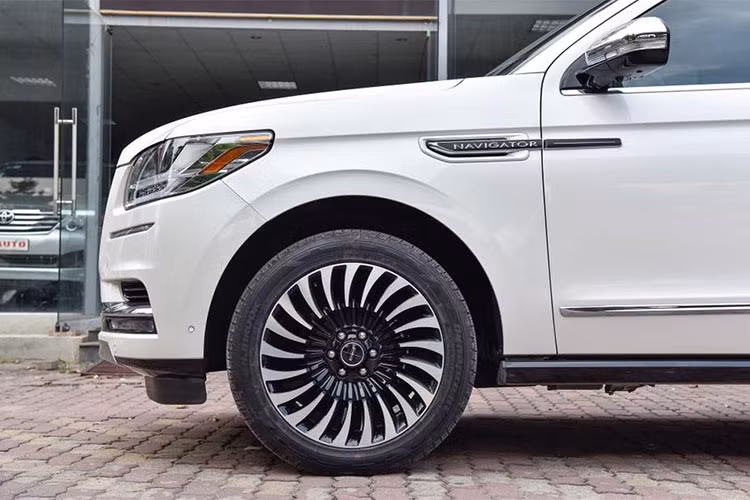 Dù có các cửa sổ giống như Expedition nhưng nhờ có cột B, C và D được sơn đen nên những cửa kính của Navigator 2018 tạo cảm giác liền mạch hơn. Mâm xe với thiết kế mới dạng hợp kim 2 tông màu, kích thước của mâm lên tới 22 inch đa chấu, bậc lên xuống đóng mở điện hiện đại.