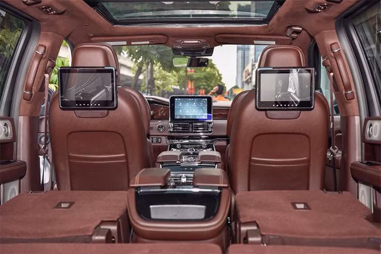 Hàng ghế sau của chiếc SUV siêu sang này được trang bị thêm 2 màn hình có kích thước 10 inch, ghế trước có tính năng làm mát, sưởi ấm và masagge. Các công nghệ an toàn có trên xe bao gồm hiển thị thông tin trên kính lái HUD, hỗ trợ cảnh báo điểm mù, camera 360 độ, chiếu sáng thích ứng trong đêm, cảnh báo va chạm phía trước...