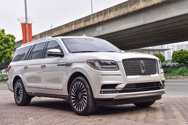 Chiếc xe Lincoln Navigator Black Label L 2018 đầu tiên tại Việt Nam mang ngoại thất sơn màu trắng. Chiều dài cơ sở của xe lên tới 3.342 mm. Lincoln Navigator Black Label L 2018 có cân nặng hơn 2,7 tấn, tuy nhiên, so với trọng lượng đời trước, cân nặng của xe đã giảm cân khoảng 91 kg. Sức kéo tối đa của xe gần 4 tấn.