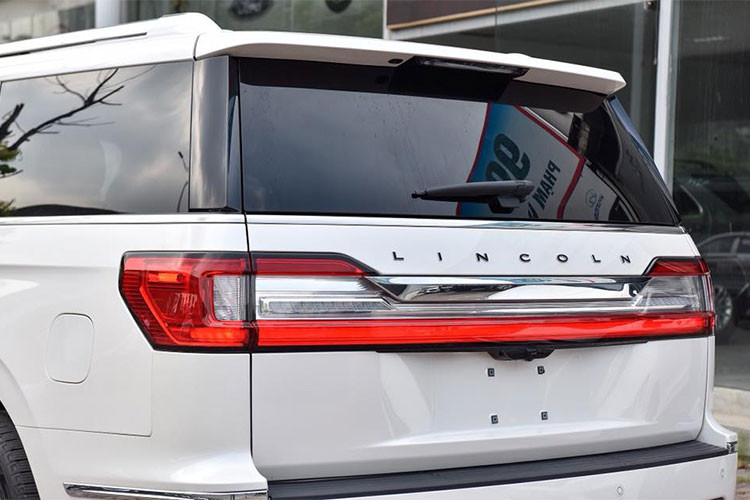 Ở phía sau xe, cụm đèn hậu cũng thiết kế dạng led trải dài sang 2 bên đuôi xe cùng một thanh mạ crom chính giữa tạo cảm giác sang trọng. Đi cùng với kích thước "khủng" của xe là bộ mâm đa chấu thiết kế đẹp mắt. Ngoài ra, gương xe được tích hợp đèn báo rẽ dạng led ở mặt trước.