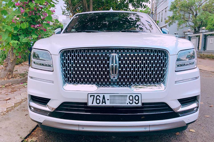 Chưa dừng lại đó, biển số của chiếc SUV siêu sang Lincoln Navigator Black Label L 2018 còn mang ý nghĩa khá đẹp với cặp 99 chốt ở 2 con số cuối. Số 9 tượng trưng cho "sức khoẻ thịnh vượng và lăm ăn luôn thăng tiến". Được biết, chủ nhân của chiếc Lincoln Navigator 2018 đầu tiên tại Việt Nam là một doanh nhân còn khá trẻ tại Quảng Ngãi.