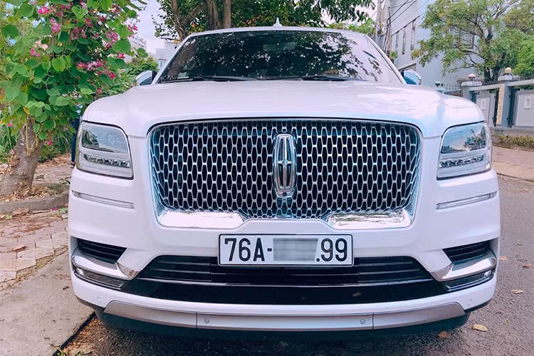 Chưa dừng lại đó, biển số của chiếc SUV siêu sang Lincoln Navigator Black Label L 2018 còn mang ý nghĩa khá đẹp với cặp 99 chốt ở 2 con số cuối. Số 9 tượng trưng cho "sức khoẻ thịnh vượng và lăm ăn luôn thăng tiến". Được biết, chủ nhân của chiếc Lincoln Navigator 2018 đầu tiên tại Việt Nam là một doanh nhân còn khá trẻ tại Quảng Ngãi.