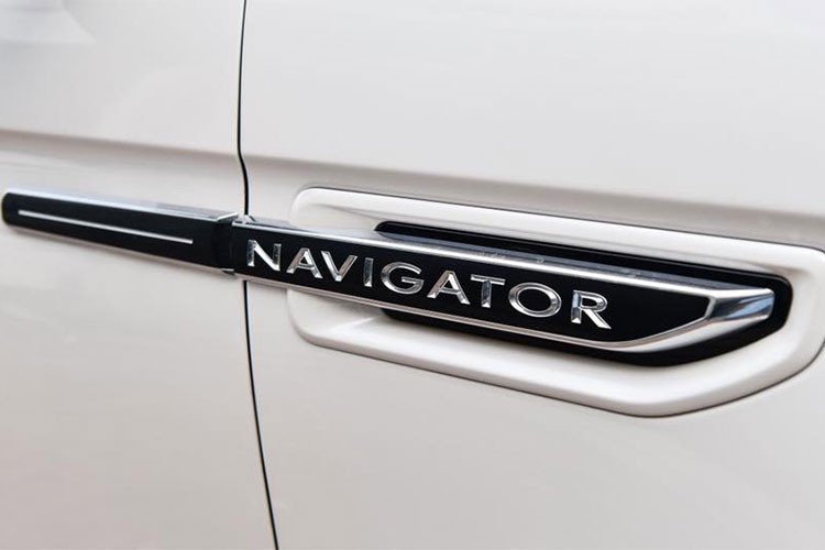 Lincoln Navigator phát triển dựa trên "người anh em" Ford Expedition mới, đồng nghĩa với việc vỏ của chiếc xe này được làm từ vật liệu nhôm. So với thế hệ cũ, xe mang dáng dấp hiện đại hơn khi dùng lưới tản nhiệt mạ crôm phía trước và cụm đèn pha cũng như đèn định vị sử dụng công nghệ LED.