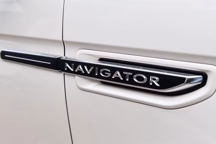 Lincoln Navigator phát triển dựa trên "người anh em" Ford Expedition mới, đồng nghĩa với việc vỏ của chiếc xe này được làm từ vật liệu nhôm. So với thế hệ cũ, xe mang dáng dấp hiện đại hơn khi dùng lưới tản nhiệt mạ crôm phía trước và cụm đèn pha cũng như đèn định vị sử dụng công nghệ LED.