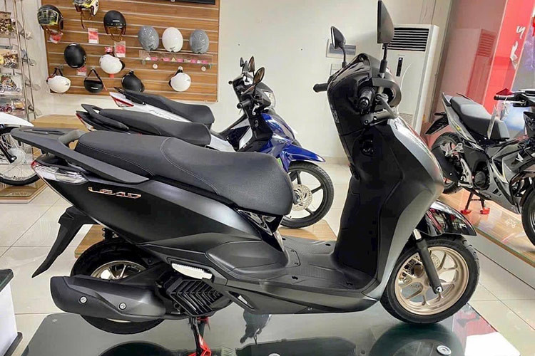 Lần gần đây nhất Honda nâng cấp dòng xe tay ga cho nữ giới Lead 125 là vào cuối năm 2021, khi hãng đã trang bị động cơ eSP+ 4 van và hộc đồ trước có cổng sạc USB, cùng một số thay đổi nhỏ khác. Tuy nhiên về thiết kế, chiếc xe ga Honda Lead 125 2025 vẫn dựa trên thế hệ được ra mắt lần đầu từ năm 2017.