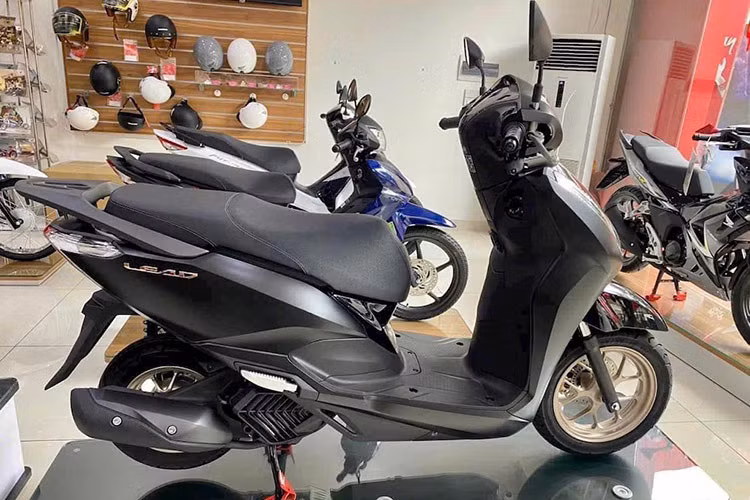 Lần gần đây nhất Honda nâng cấp dòng xe tay ga cho nữ giới Lead 125 là vào cuối năm 2021, khi hãng đã trang bị động cơ eSP+ 4 van và hộc đồ trước có cổng sạc USB, cùng một số thay đổi nhỏ khác. Tuy nhiên về thiết kế, chiếc xe ga Honda Lead 125 2025 vẫn dựa trên thế hệ được ra mắt lần đầu từ năm 2017.