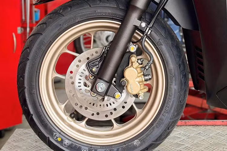 Đáng chú ý nhất - hệ thống phanh ABS 1 kênh cho bánh trước. Xét tới đối tượng khách hàng chính của Lead 125 là phụ nữ, đây là trang bị được mong chờ cho dòng xe khi ABS sẽ hạn chế tối đa khả năng ngã do trượt bánh vì phanh gấp.