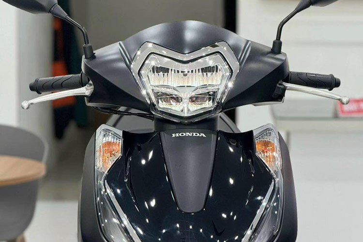 Dù không phải là một đợt "lột xác" hoàn toàn về thiết kế, nhưng Honda Lead 125 2025 vẫn có những nâng cấp lớn về kiểu dáng và trang bị. Trong đó toàn bộ phần đầu trừ đèn pha đã được đổi thiết kế. Mặt nạ trước nay có cặp đèn demi LED thanh mảnh hơn cùng ốp trang trí hình chữ V gợi nhớ về đàn em Vision. 