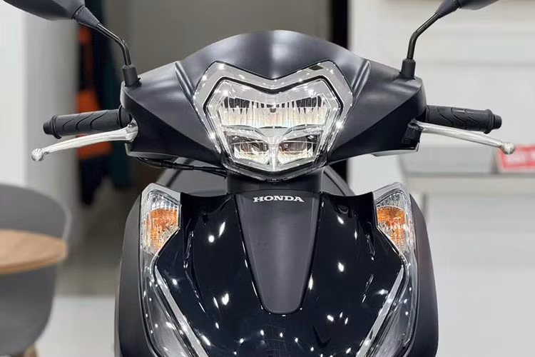 Dù không phải là một đợt "lột xác" hoàn toàn về thiết kế, nhưng Honda Lead 125 2025 vẫn có những nâng cấp lớn về kiểu dáng và trang bị. Trong đó toàn bộ phần đầu trừ đèn pha đã được đổi thiết kế. Mặt nạ trước nay có cặp đèn demi LED thanh mảnh hơn cùng ốp trang trí hình chữ V gợi nhớ về đàn em Vision. 