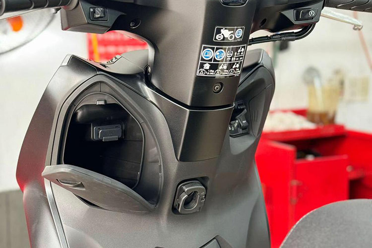 Về trang bị, Lead 2025 đã được bổ sung thêm đèn soi hộp đựng đồ cho mọi phiên bản để giúp tìm kiếm đồ dễ dàng hơn trong bóng tối. Phiên bản đặc biệt đã có cổng sạc điện thoại chuẩn USB-C.