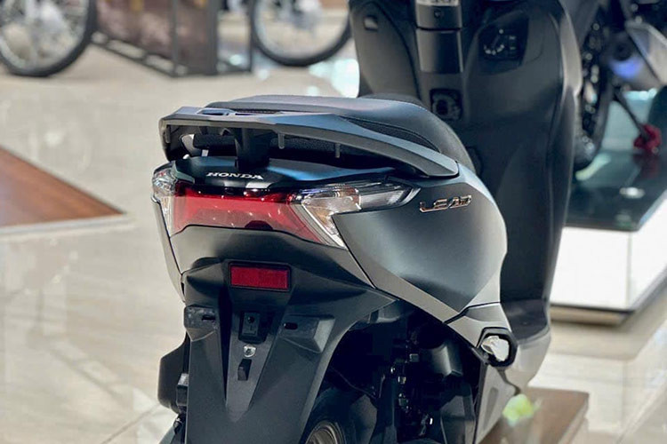 Trong khi đó phần thân và đuôi của Lead 125 2025 không có sự thay đổi so với phiên bản hiện tại. Móc khoá yên xe có thêm đệm để đóng êm hơn. 