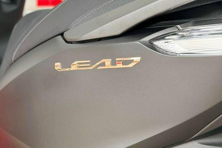 Các trang bị khác như khoá smartkey hay cốp siêu rộng vốn là điểm mạnh của dòng xe này vẫn tiếp tục xuất hiện trên Honda Lead 125 phiên bản 2025.