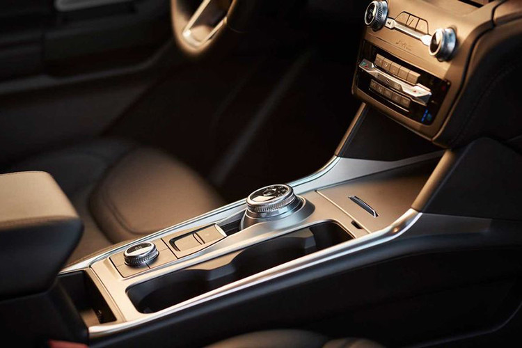 Bỏ thêm một chút tiền nâng cấp sẽ mang lại cho khách hàng mua Explorer 2020 tính năng Cruise Control thông minh, khả năng nhận diện biển báo giao thông và phanh tự động khi cài số lùi. Riêng những ai chọn cấu hình cao cấp nhất là Platinum còn được tiếp cận công nghệ hỗ trợ đỗ xe chủ động phiên bản 2.0 mới cho phép chiếc SUV tự đỗ song song/vuông góc mà không cần người lái thao tác.