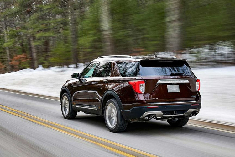 Phần đuôi xe của mẫu xe Ford Explorer nâng cấp mới này gần như sở hữu thiết kế tương tự phiên bản cũ. Trong khi các cửa sổ ghế phụ được làm dốc hơn khiến xe phần nào bị giảm bớt chất mạnh mẽ nam tính.