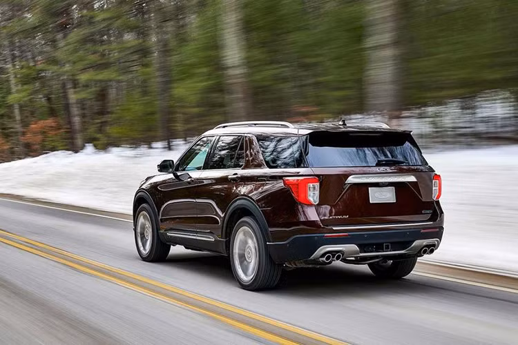 Phần đuôi xe của mẫu xe Ford Explorer nâng cấp mới này gần như sở hữu thiết kế tương tự phiên bản cũ. Trong khi các cửa sổ ghế phụ được làm dốc hơn khiến xe phần nào bị giảm bớt chất mạnh mẽ nam tính.