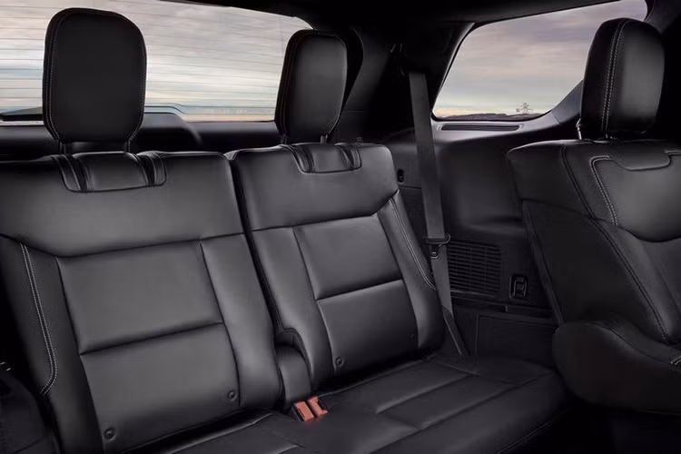 Phiên bản Limited sở hữu ghế bọc da, đèn nền nội thất, vô lăng bọc da tích hợp tính năng sưởi, ghế sưởi ở hàng 1 và 2, ghế gập chỉnh điện hàng 3, dàn 14 loa Bang &amp; Olufsen cao cấp, sạc điện thoại không dây và tấm chắn nắng cho hàng ghế thứ 2. Các trang bị an toàn bao gồm Cảnh báo người đi bộ qua đường, Cảnh báo tiền va chạm, Phanh khẩn cấp tự động, Camera sau, Hỗ trợ giữ làn chủ động, Đèn pha thích ứng và Cảnh báo điểm mù. 