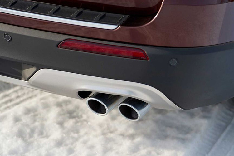 Tổng thể thiết kế của Explorer mới không có nhiều thay đổi so với phiên bản hiện hành. Chi tiết thay đổi đáng kể nhất là thiết kế đèn pha trước và cụm lưới tản nhiệt. Có thể thấy Ford Explorer 2020 sở hữu cặp đèn pha thuôn dài dạng lưỡi dao. Lưới tản nhiệt bớt vuông vức hơn mà chuyển qua dạng hình lục giác với mặt lưới họa tiết tổ ong.