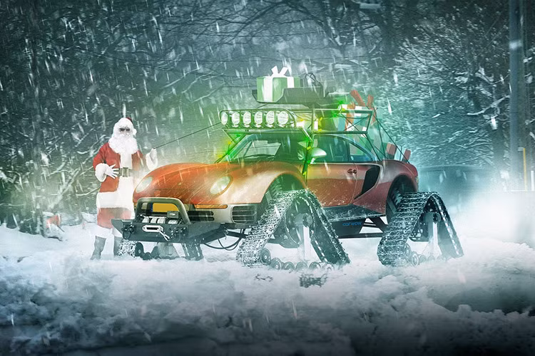 Với những sửa đổi như hệ thống treo nâng cao cùng bộ lốp “hầm hố”, mẫu xe thể thao Porsche 959 sẽ trở thành “trợ thủ đắc lực” cùng ông già Noel vượt qua chặng đường dài đầy bão tuyết để đem đến cho trẻ nhỏ ở nơi xa xôi món quà ý nghĩa.