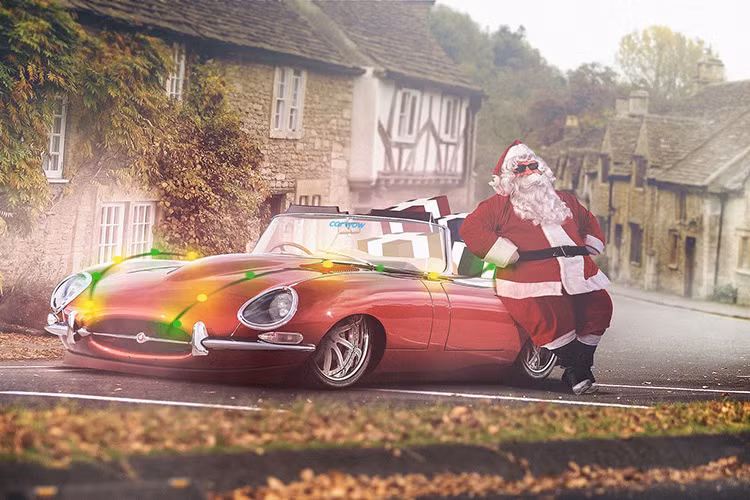 Thương hiệu xe hạng sang Anh quốc đã đem tới cho ông già Noel chiếc Jaguar E-Type - nó sẽ có trách nhiệm mang quà đến cho những em nhỏ ở khắp miền đồng quê xa xôi, thâm chí cả ở những ngôi làng cổ.