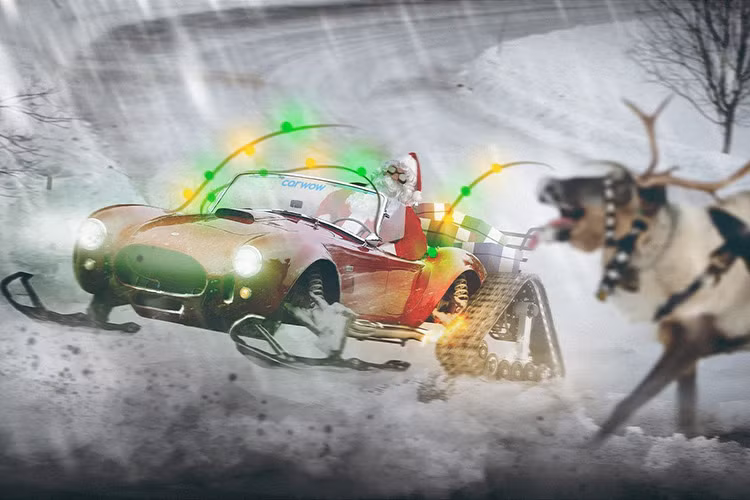 Thêm một "gã cơ bắp" mang thương hiệu Mỹ, mẫu xe Shelby Cobra đầy mạnh mẽ này cũng được ông già Noel trang bị thêm ván trượt tuyết cùng bánh xe chuyên dụng cho những dạng địa hình khắt nghiệt nhất.