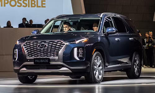 Tại thị trường Hàn Quốc, gía xe Hyundai Palisade 2020 được bán ra giao động từ 34,75 - 40,8 triệu Won (khoảng 716 - 839,7 triệu đồng). Với giá bán này, Hyundai Palisade 2020 được coi là có sức cạnh tranh tốt trước những mẫu SUV nước ngoài như Ford Explorer hay Honda Pilot.