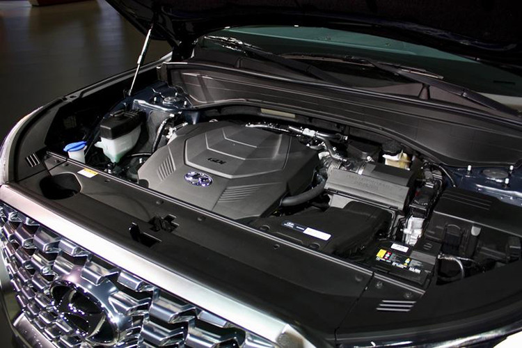"Trái tim" của Hyundai Palisade 2020 là động cơ xăng V6 với công nghệ Atkinson Cycle, phun nhiên liệu trực tiếp, dung tích 3,8 lít, tạo ra công suất tối đa 291 mã lực tại tua máy 6.000 vòng/phút và mô-men xoắn cực đại 355 Nm. Toàn bộ sức mạnh này được truyền tới bánh thông qua hộp số tự động 8 cấp. Xe có cả hệ dẫn động 1 cầu lẫn 2 cầu H-TRAC.