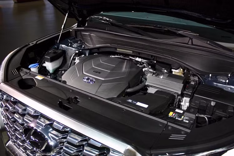 "Trái tim" của Hyundai Palisade 2020 là động cơ xăng V6 với công nghệ Atkinson Cycle, phun nhiên liệu trực tiếp, dung tích 3,8 lít, tạo ra công suất tối đa 291 mã lực tại tua máy 6.000 vòng/phút và mô-men xoắn cực đại 355 Nm. Toàn bộ sức mạnh này được truyền tới bánh thông qua hộp số tự động 8 cấp. Xe có cả hệ dẫn động 1 cầu lẫn 2 cầu H-TRAC.