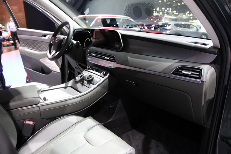 Hàng ghế thứ hai của xe cũng có thể dễ dàng gập lại chỉ bằng một nút bấm duy nhất để tạo không gian cho người ra vào hàng ghế thứ 3. Mỗi hàng ghế đều được hãng xe ôtô Hyundai trang bị tới 7 cổng USB dùng để sạc các thiết bị di động, ngoài ra nó cũng có tới 16 chỗ để ly nước.