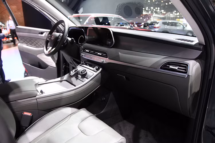 Hàng ghế thứ hai của xe cũng có thể dễ dàng gập lại chỉ bằng một nút bấm duy nhất để tạo không gian cho người ra vào hàng ghế thứ 3. Mỗi hàng ghế đều được hãng xe ôtô Hyundai trang bị tới 7 cổng USB dùng để sạc các thiết bị di động, ngoài ra nó cũng có tới 16 chỗ để ly nước.