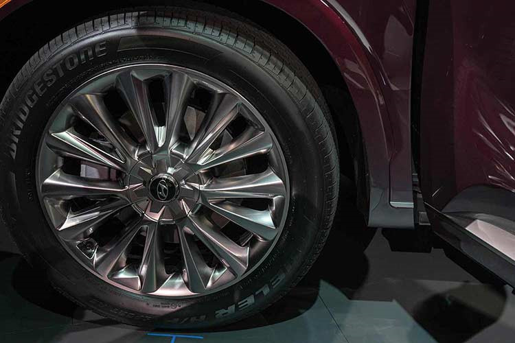 Phiên bản tiêu chuẩn của Hyundai Palisade 2020 được công bố sẽ sử dụng bộ mâm đúc 18 inch và kích cỡ lốp 245/60R18. Trong khi các phiên bản cao cấp sẽ sử dụng mâm 20 inch lớn hơn, đi kèm lốp 245/50R20.