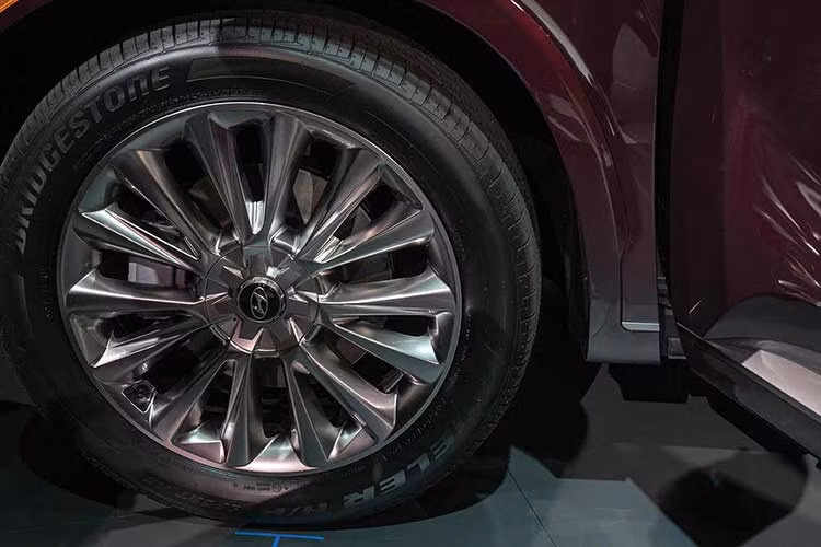 Phiên bản tiêu chuẩn của Hyundai Palisade 2020 được công bố sẽ sử dụng bộ mâm đúc 18 inch và kích cỡ lốp 245/60R18. Trong khi các phiên bản cao cấp sẽ sử dụng mâm 20 inch lớn hơn, đi kèm lốp 245/50R20.