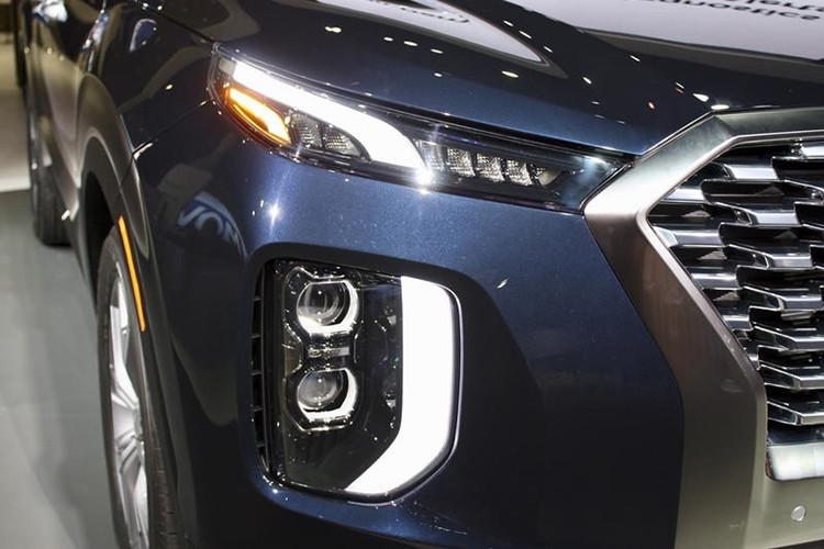 Hyundai Palisade 2020 được lấy cảm hứng từ những dải vách đá bờ biển kỳ vĩ ở Pacific Palisades - một vùng giàu có và tươi đẹp nằm gần Westside của Los Angeles, California. Xe gây ấn tượng với lưới tản nhiệt lớn, cũng kiểu “Thác đổ - Cascading” nhưng viền bao lớn tô đậm nét mạnh mẽ. Đèn pha LED là trang bị tùy chọn dành cho xe, trong khi đèn chiếu sáng ban ngày LED và đèn báo rẽ LED trên gương chiếu hậu.