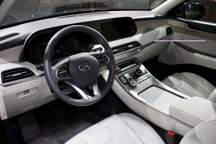 Bên trong nội thất của Hyundai Palisade hoàn toàn mới sẽ là không gian lý tưởng cho những người mua xe để phục vụ gia đình. Xe có các cấu hình 7 chỗ hoặc 8 chỗ tuỳ nhu cầu, sử dụng các chất liệu nội thất cao cấp hơn SantaFe để khẳng định vị thế sang trọng, toàn bộ ghế bọc da Nappa, đi kèm nhiều chi tiết ốp kim loại và gỗ hạng sang.