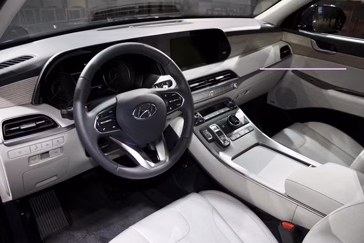 Bên trong nội thất của Hyundai Palisade hoàn toàn mới sẽ là không gian lý tưởng cho những người mua xe để phục vụ gia đình. Xe có các cấu hình 7 chỗ hoặc 8 chỗ tuỳ nhu cầu, sử dụng các chất liệu nội thất cao cấp hơn SantaFe để khẳng định vị thế sang trọng, toàn bộ ghế bọc da Nappa, đi kèm nhiều chi tiết ốp kim loại và gỗ hạng sang.