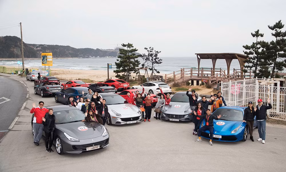 Những siêu ngựa Ferrari được các khách hàng trên khắp hành tinh biết đến không chỉ nhờ việc hãng siêu xe Ý phát triển, tạo ra những cỗ máy đầy ấn tượng tại Maranello mà còn thông qua rất nhiều sự kiện siêu xe được tổ chức quy mô khác trên toàn thế giới.