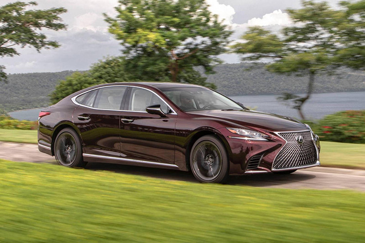 Ngoài ra, xe còn có hệ dẫn động 4 bánh toàn thời gian và khóa vi sai chống trượt Torsen. Dự kiến, Lexus LS500 Inspiration Series 2020 sẽ chính thức được bày bán trên thị trường vào mùa thu năm nay với chỉ 300 chiếc cho thị trường Mỹ. Hiện giá xe Lexus LS500 Inspiration Series 2020 vẫn chưa được công bố.