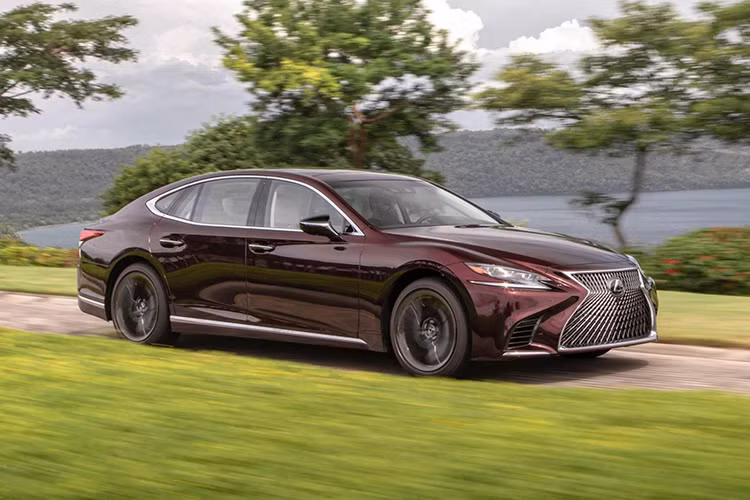 Ngoài ra, xe còn có hệ dẫn động 4 bánh toàn thời gian và khóa vi sai chống trượt Torsen. Dự kiến, Lexus LS500 Inspiration Series 2020 sẽ chính thức được bày bán trên thị trường vào mùa thu năm nay với chỉ 300 chiếc cho thị trường Mỹ. Hiện giá xe Lexus LS500 Inspiration Series 2020 vẫn chưa được công bố.