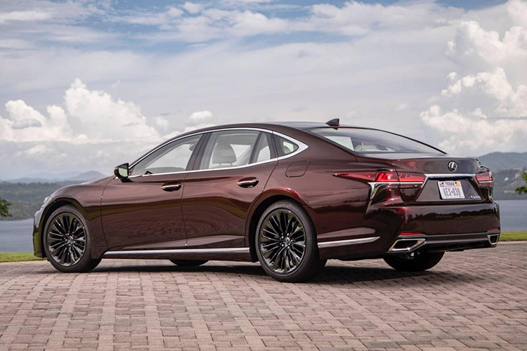 Đáng tiếc là Lexus LS500 Inspiration Series 2020 không được thay đổi về động cơ so với bản tiêu chuẩn. Xe cũng được trang bị động cơ xăng V6, tăng áp kép, dung tích 3.0 lít, sản sinh công suất tối đa 416 mã lực và mô-men xoắn cực đại 599 Nm. Nhờ đó, Lexus LS500 Inspiration Series 2020 có thể tăng tốc từ 0-96 km/h trong thời gian 4,6 giây.
